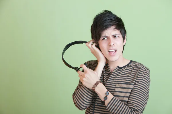 Teenager singen mit Musik über Kopfhörer — Stockfoto