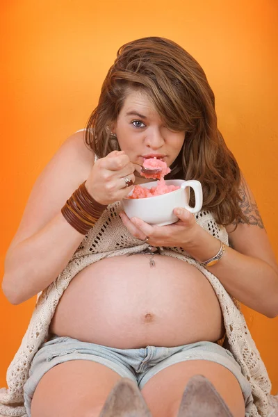 怀孕的女人吃零食 — 图库照片