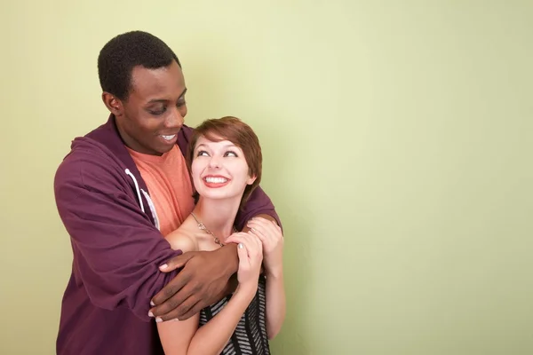 Liefdevolle gemengd ras paar kijken naar elkaars ogen — Stockfoto