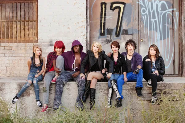 Poważnie patrząc grupa młodych nastolatków punk — Zdjęcie stockowe