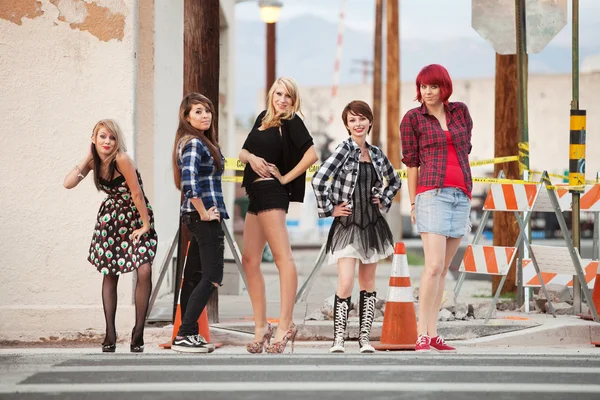 Atractivo joven punk chicas adolescentes posan para la cámara . —  Fotos de Stock