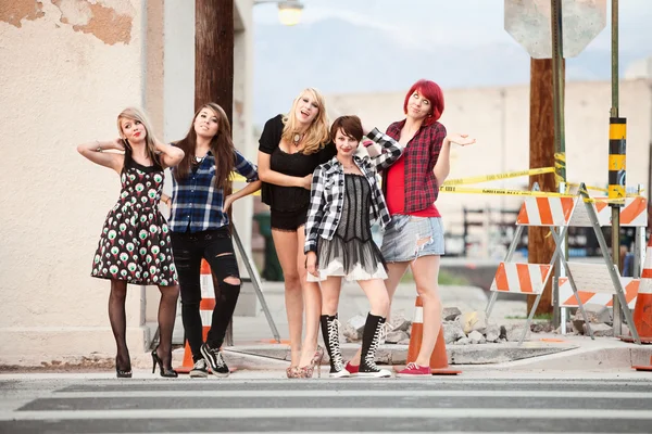 Un gruppo di attraente teen punk ragazze posare per la fotocamera — Foto Stock