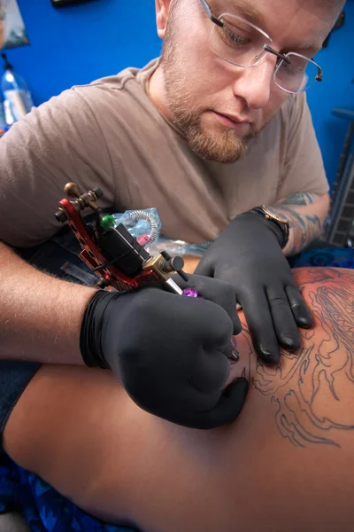 Tatuaggio tecnico sul lavoro — Foto Stock