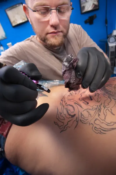 Tatuaggio artista al lavoro — Foto Stock