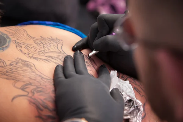 Tattooist Draws Outline — Stock Photo, Image