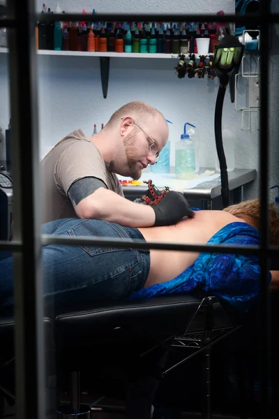 Tattoo kunstenaar op het werk — Stockfoto