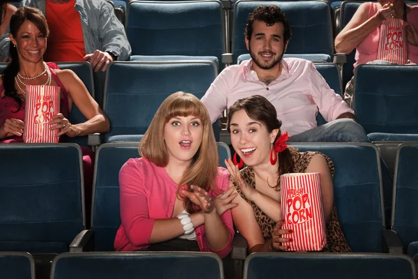 Les amis dans un théâtre — Photo