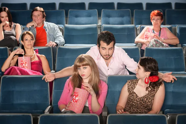 Oförskämd man flirtar i teater — Stockfoto