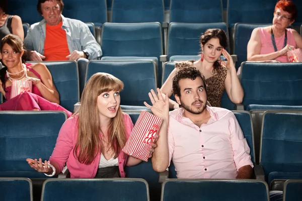 Casal Argue em um teatro — Fotografia de Stock