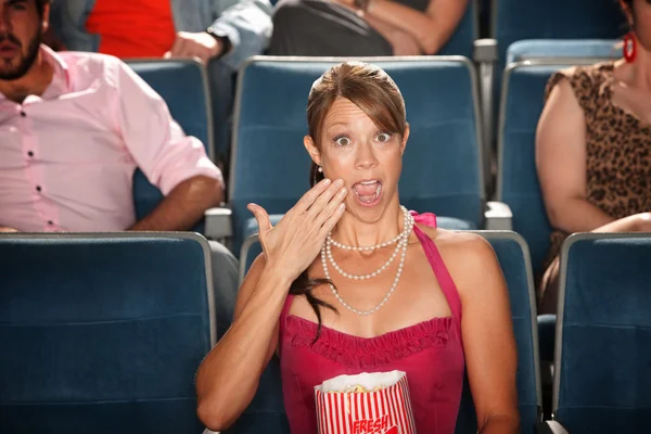 Geschockte Frau mit Popcorn — Stockfoto