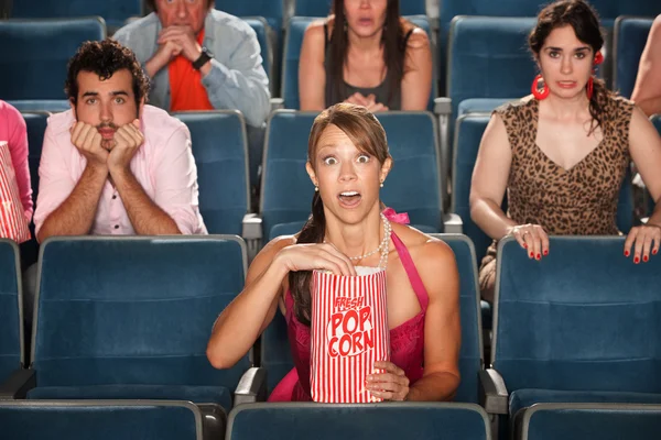 Překvapený publikum v divadle — Stock fotografie