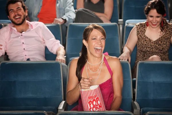 Riendo en un teatro — Foto de Stock