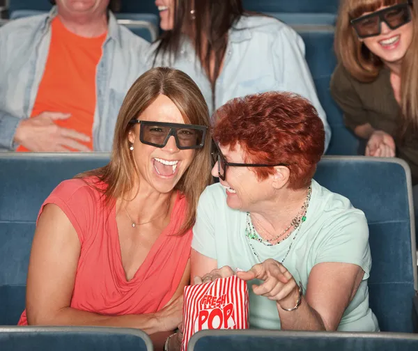 Mujeres riendo con gafas 3D — Foto de Stock