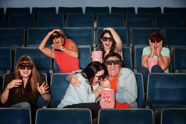 Pessoas gritando no teatro — Fotografia de Stock