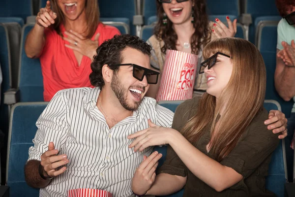 Lachendes Paar im Theater — Stockfoto