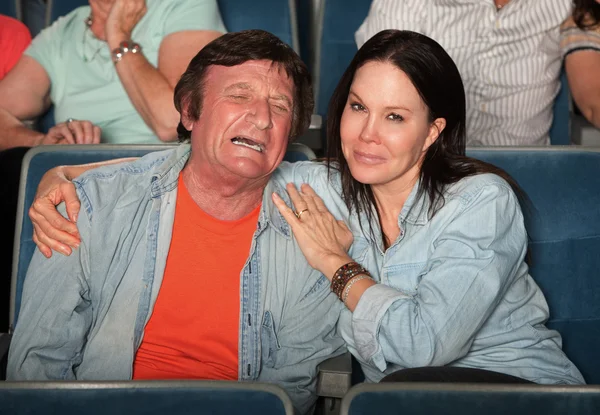 Mujer consolas llorando hombre —  Fotos de Stock