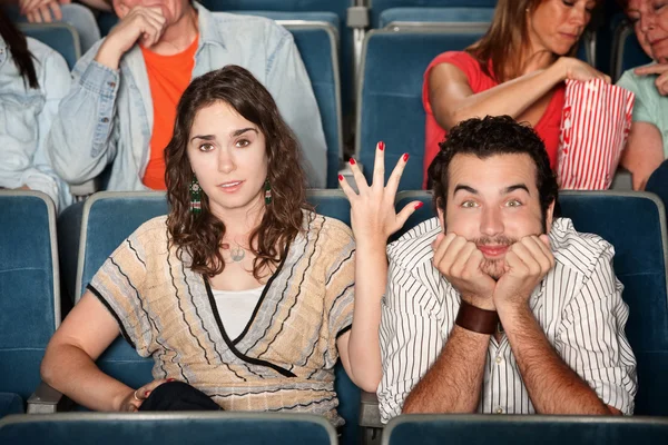 Casal engraçado no teatro — Fotografia de Stock