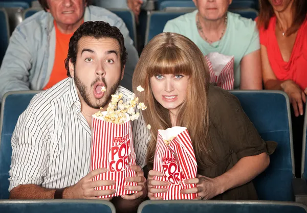 Paar verschüttet Popcorn — Stockfoto
