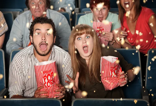 Gente asustada lanzando palomitas de maíz —  Fotos de Stock