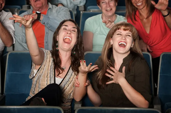 Mulheres rindo no público — Fotografia de Stock