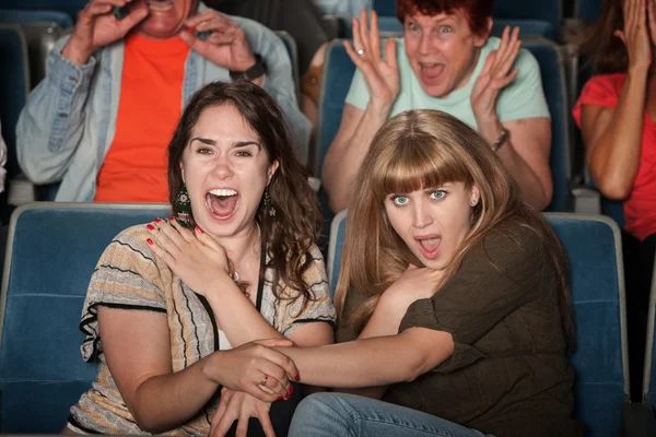 Schreiende Freunde im Theater — Stockfoto