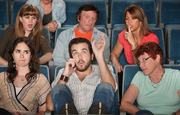 Público enojado con el hombre en el teléfono — Foto de Stock