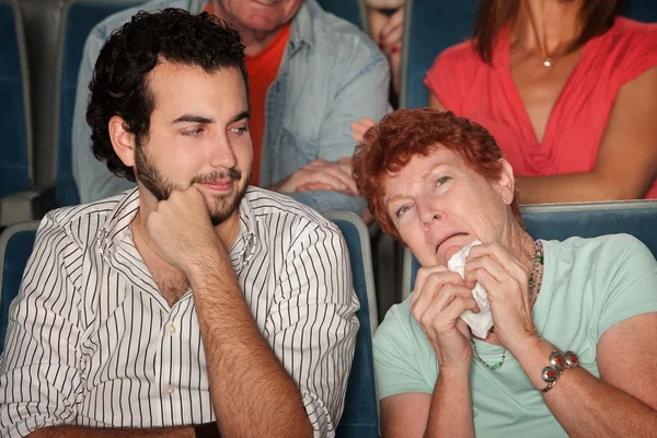 Vrouw huilt in theater — Stockfoto