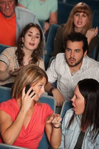 Vrouwen op telefoon in theater — Stockfoto