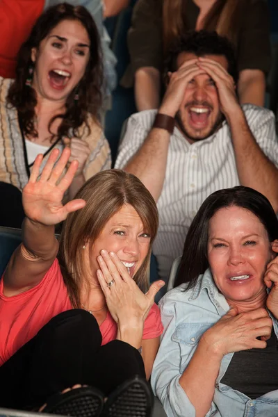 Pessoas assustadas no teatro — Fotografia de Stock