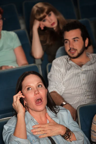 Hablando en voz alta en un teatro — Foto de Stock