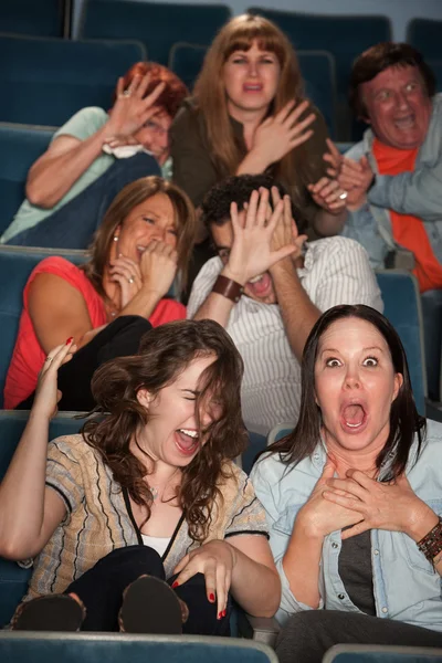 Gente asustada en un teatro — Foto de Stock