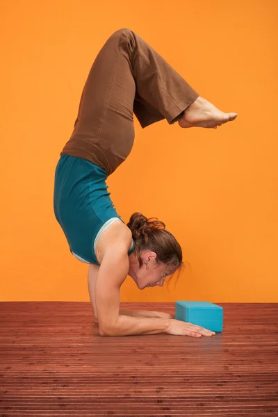 Woman Bends Backward — Stock Photo, Image