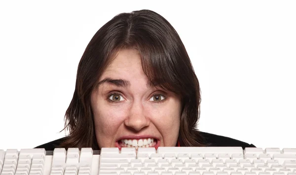 Nervös kvinna bakom tangentbordet — Stockfoto