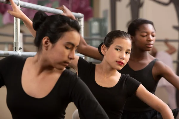 Bailarinas jóvenes serias — Foto de Stock