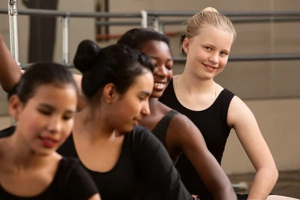 Leuke groep ballet studenten — Stockfoto