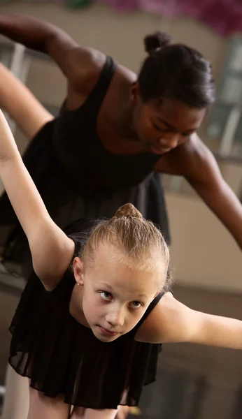 Dos estudiantes de ballet arco —  Fotos de Stock