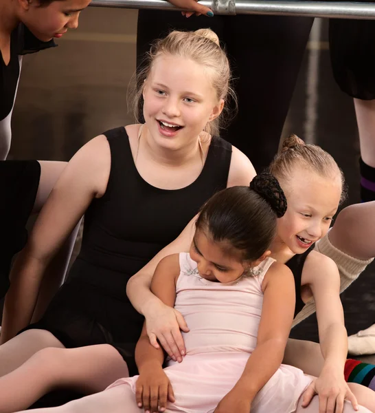 Mädchen lachen beim Ballettkurs — Stockfoto