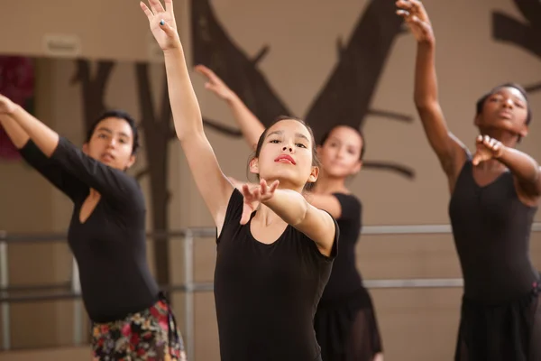 Jóvenes estudiantes de ballet —  Fotos de Stock