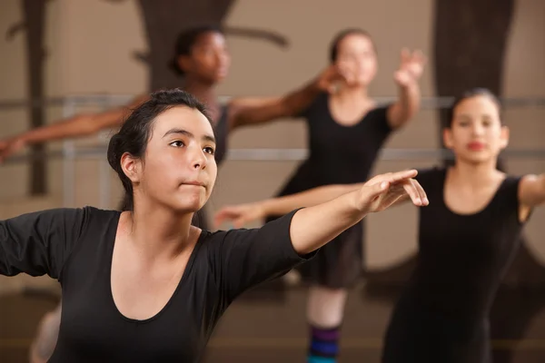 Tonåring balett studenter — Stockfoto