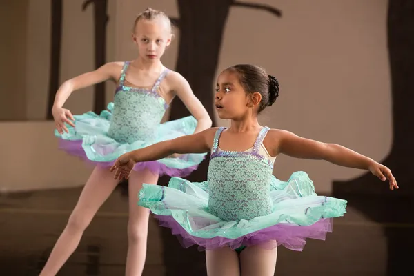 Cute balet studentów kręcenie — Zdjęcie stockowe