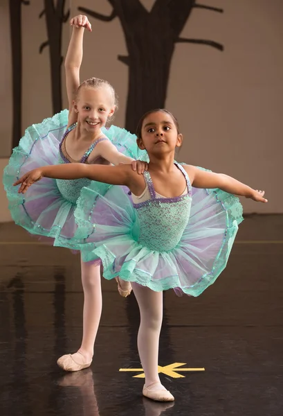 Балерины сходятся вместе — стоковое фото