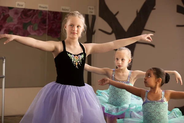 Les étudiants en ballet pratiquent ensemble — Photo