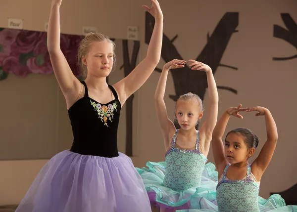 Étudiants de danse pratiquent ensemble — Photo