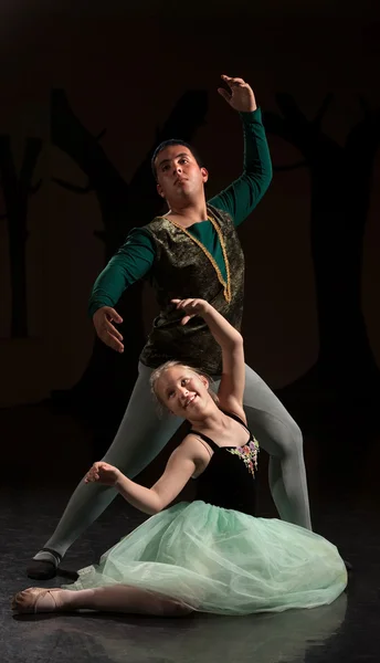 Duas pessoas no desempenho de balé — Fotografia de Stock