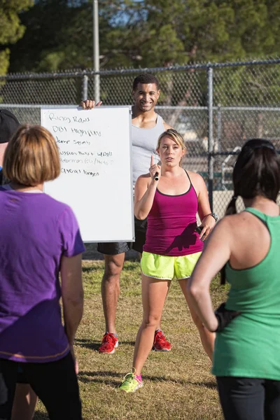 Fitness tränare förklara övningar — Stockfoto