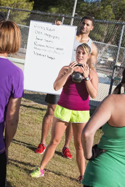 Instructeur uitleggen van gewicht opleiding — Stockfoto