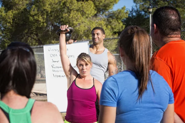 Insructor Demonstrating Kettle Bell Lifting — Stock Photo, Image