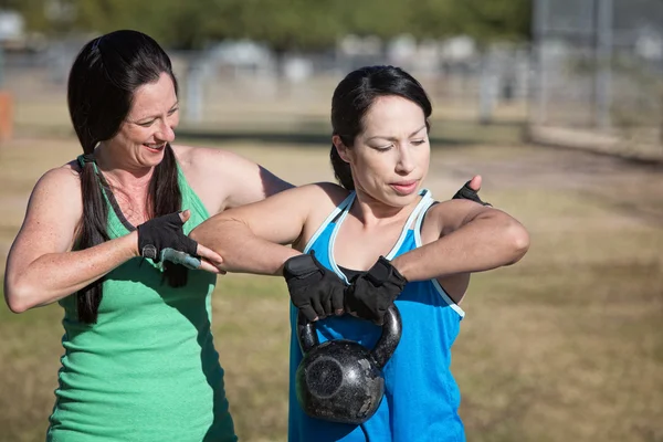 Duas mulheres trabalhando fora — Fotografia de Stock