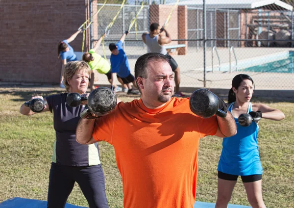 Tres adultos haciendo ejercicio al aire libre — Foto de Stock