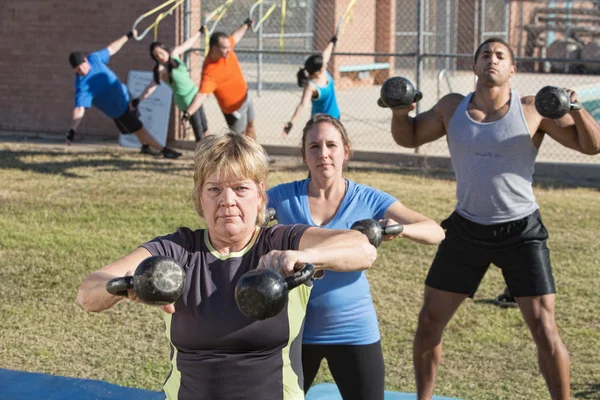 Mujer Madura y Grupo Ejercicio al Aire Libre — Foto de Stock